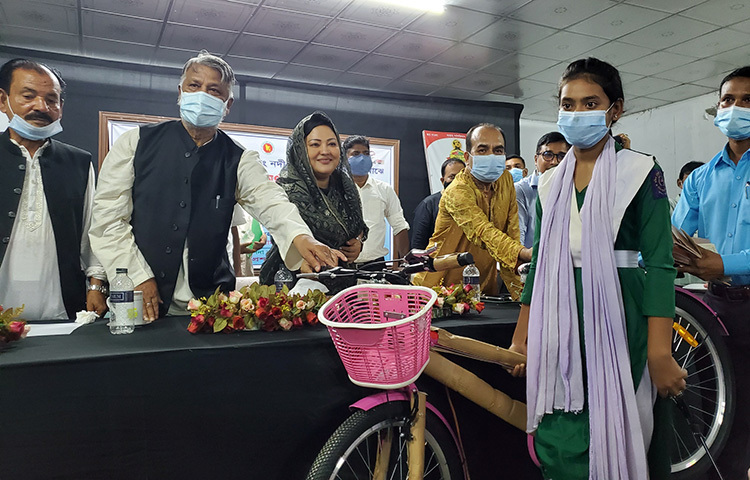 নিজের নির্বাচনী এলাকা মানিকগঞ্জের হরিরামপুরে মেধাবী অস্বচ্ছল ছাত্রীদের মাঝে আজ বাইসাইকেল এবং নদী ভাঙ্গণে ক্ষতিগ্রস্তদের মাঝে ঢেউটিন ও নগদ অর্থ বিতরণ করেন সাংসদ মমতাজ বেগম। ছবি: সংগৃহীত