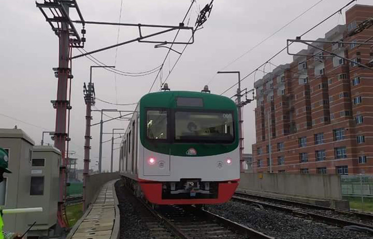 প্রথমবারের মতো স্বপ্নের মেট্রো রেল রাজধানীর উত্তরার দিয়াবাড়ি থেকে শুরু করে মিরপুর পর্যন্ত ঘুরে এসেছে। আজ সকালে মেট্রোরেল ৬টি বগি নিয়ে মিরপুর পর্যন্ত চারটি স্টেশনে পরীক্ষামূলকভাবে চলাচল করে। ছবি: জাগো নিউজ