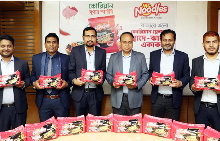 দেশের শীর্ষস্থানীয় নুডলস ব্র্যান্ড ‘মিস্টার নুডলস’ বাজারে নিয়ে এলো নতুন স্বাদের কোরিয়ান সুপার স্পাইসি নুডলস। আজ রাজধানীর বাড্ডায়-এর প্রধান কার্যালয়ে পণ্যটির মোড়ক উন্মোচন করেন প্রতিষ্ঠানটির ব্যবস্থাপনা পরিচালক ইলিয়াছ মৃধা। ছবি: জাগো নিউজ