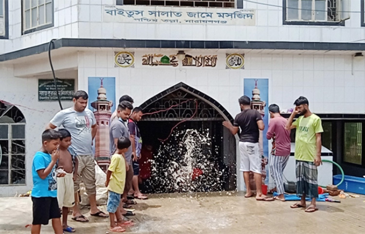 প্রায় এক বছর বন্ধ থাকার পর নারায়ণগঞ্জ সদর উপজেলার ফতুল্লার পশ্চিম তল্লা বাইতুস সালাত জামে মসজিদটি নামাজ আদায়ের জন্য প্রস্তুত করা হচ্ছে। আজ দুপুর থেকে মসজিদের ভেতরে জমে থাকা পানি নিষ্কাশন এবং দ্বিতীয় ও তৃতীয় তলায় জমে থাকা ময়লা পরিষ্কার করা হচ্ছে। ছবি: জাগো নিউজ