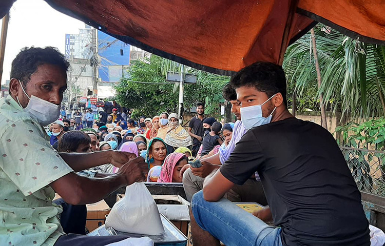 সাশ্রয়ী মূল্যে খোলা বাজারে রাজধানীর বিভিন্ন স্থানে ট্রাকে করে টিসিবির পণ্য বিক্রি হচ্ছে। ছবি: বিপ্লব দিক্ষৎ