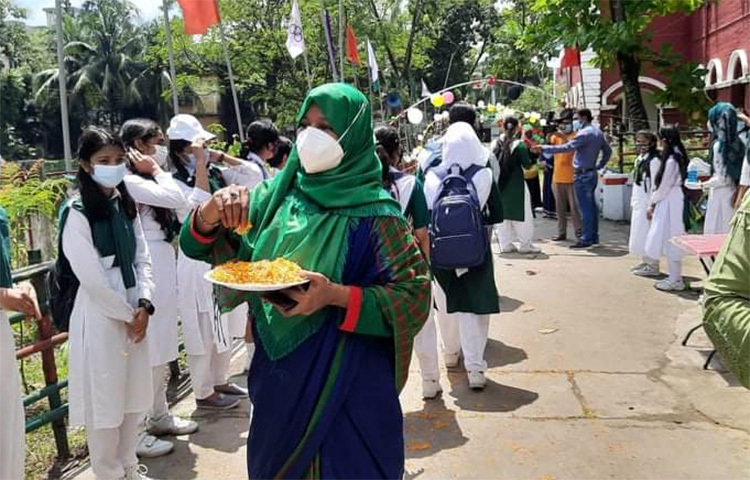 ময়মনসিংহের বিদ্যাময়ী সরকারি বালিক উচ্চ বিদ্যালয় এবং জিলা স্কুলের শিক্ষার্থীদের ফুল দিয়ে বরণ করে নেন শিক্ষকরা। ছবি: মঞ্জুরুল ইসলাম