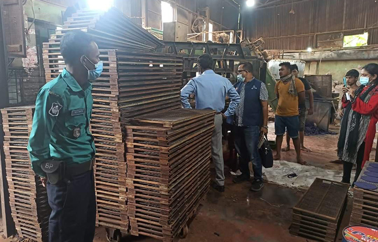 আজ বিএসটিআই সিএম লাইসেন্স ব্যতীত কয়েল উৎপাদন, বিক্রয় ও বাজারজাত করার অপরাধে রাজধানীর যাত্রাবাড়ীতে শান্তা কেমিক্যালের বিরুদ্ধে মামলা দায়ের করেছে বাংলাদেশ স্ট্যান্ডার্ডস অ্যান্ড টেস্টিং ইনস্টিটিউশন। ছবি: জাগো নিউজ