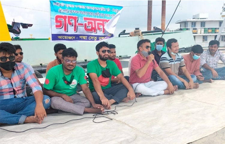 শরীয়তপুরের জাজিরার মঙ্গলমাঝিরঘাট থেকে মুন্সিগঞ্জের শিমুলিয়া নৌরুটে ফেরি চালুর দাবিতে গণ-অনশন করছে পদ্মা সেতু রক্ষা কমিটি। আজ সকালে এ গণ-অনশন শুরু হয়। ছবি: মো. ছগির হোসেন