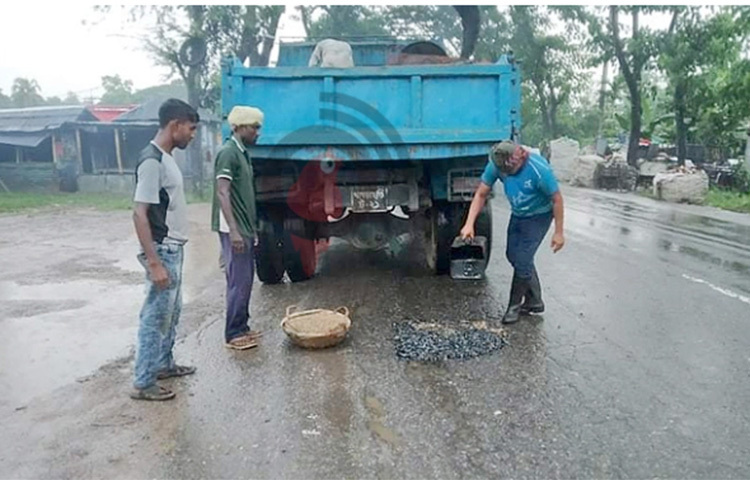 সম্প্রতি ঢাকা-সিলেট মহাসড়কের শায়েস্তাগঞ্জ উপজেলার বিভিন্ন এলাকায় খানাখন্দের সৃষ্টি হয়। এতে বিশেষ করে গাড়ি চলাচলে মারাত্মক বিঘ্ন ঘটে। তাই সড়ক মেরামতের উদ্যোগ নেয় সড়ক ও জনপথ (সওজ) বিভাগ। তবে বৃষ্টির জমে থাকা পানির মধ্যেও পিচ ঢালাইয়ের কাজ চালিয়ে যাওয়ায় মিশ্র প্রতিক্রিয়া জানান স্থানীয়রা। ছবি: কামরুজ্জামান আল রিয়াদ