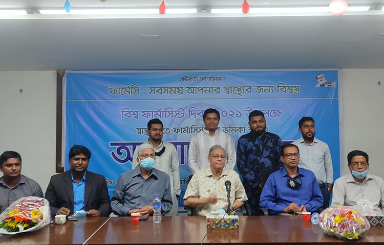 বিশ্ব ফার্মাসিস্ট দিবস উপলক্ষে ফার্মাসিস্ট ফোরাম আয়োজিত ‘স্বাস্থ্যখাতে ফার্মাসিস্টদের ভূমিকা’ শীর্ষক আলোচনা সভায় বক্তারা বলেছেন, হাসপাতালগুলোতে গ্র্যাজুয়েট ফার্মাসিস্ট নিয়োগ এখন সময়ের দাবি। আজ জাতীয় প্রেস ক্লাবের জহুর হোসেন চৌধুরী হলে এ সভার আয়োজন করা হয়। সভায় বক্তারা ফার্মাসিস্টদের গুরুত্ব, অবদান ও বিভিন্ন দাবি উত্থাপন করেন। ছবি: বিপ্লব দিক্ষিৎ