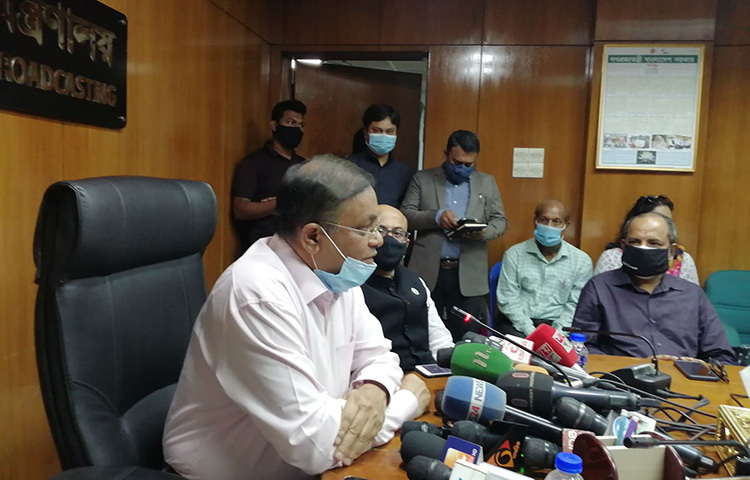 বিদেশি চ্যানেলের ক্লিনফিড বাস্তবায়নে আগামীকাল থেকে ভ্রাম্যমাণ আদালত পরিচালনা করা হবে বলে জানিয়েছেন তথ্য ও সম্প্রচারমন্ত্রী ড. হাছান মাহমুদ। আজ সচিবালয়ে ব্রডকাস্ট জার্নালিস্ট সেন্টারের প্রতিনিধি দলের সঙ্গে মতবিনিময়কালে মন্ত্রী এ তথ্য জানান। ছবি: জাগো নিউজ