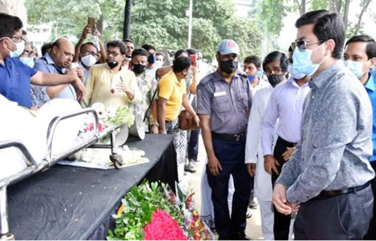 ড. ইনামুল হক আজীবন অভিনয়কে উচ্চ উৎকর্ষ দানে কাজ করেছেন বলে মন্তব্য করেছেন ঢাকা দক্ষিণ সিটি করপোরেশনের (ডিএসসিসি) মেয়র শেখ ফজলে নূর তাপস। আজ দুপুরে কেন্দ্রীয় শহীদ মিনারে প্রয়াত ড. ইনামুল হকের মরদেহে শ্রদ্ধাঞ্জলি অর্পণ শেষে তিনি এ কথা বলেন। ছবি: জাগো নিউজ