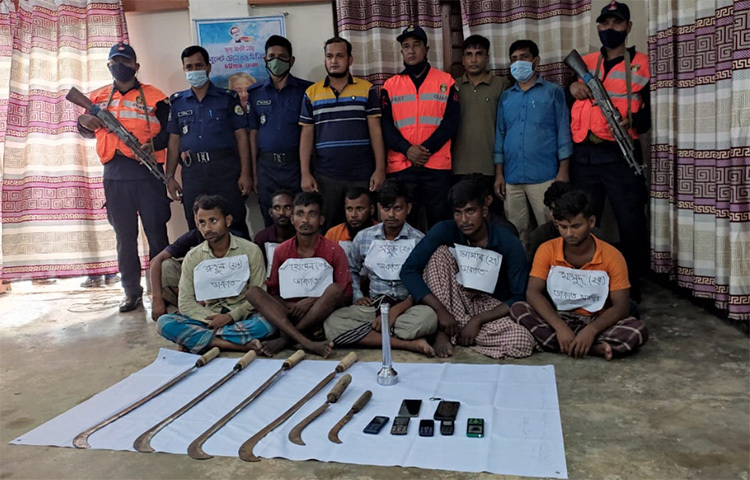 বরিশালের হিজলায় মৎস্য অধিদপ্তরের ট্রলারে হামলায় আহত হয়েছেন মাঝি ও তার সহযোগী। এ ঘটনায় জড়িত সন্দেহে ১০ জনকে আটক করা হয়েছে। এছাড়া নিষেধাজ্ঞা অমান্য করে ইলিশ ধরার অপরাধে আটক করা হয়েছে ১৩ জন জেলেকে। ছবি: সাইফ আমীন