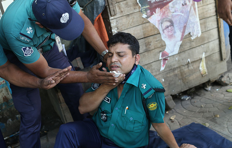 জাতীয় মসজিদ বায়তুল মোকাররম এলাকায় ইট-পাটকেলের আঘাতে সহকারী পুলিশ কমিশনারসহ (এসি) পাঁচ পুলিশ সদস্য আহত হয়েছেন। তাদের ঢাকা মেডিকেল কলেজ হাসপাতালে চিকিৎসা দেওয়া হয়। ছবি: বিপ্লব দিক্ষিৎ