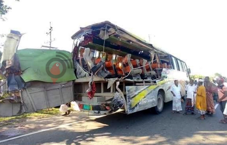 ময়মনসিংহের ত্রিশালে বালুবাহী ট্রাকের ধাক্কায় বাসের সাত যাত্রী নিহত হয়েছেন। এতে আরও ১০জন আহত হয়েছেন। আজ বিকেল সোয়া ৩টার দিকে উপজেলার ঢাকা ময়মনসিংহ মহাসড়কের চেলেরঘাট এলাকায় এ দুর্ঘটনা ঘটে। ছবি: মঞ্জুরুল ইসলাম