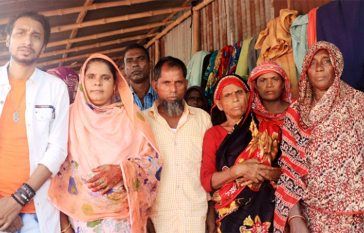 ছয় বছর আগে ময়মনসিংহে বেড়াতে গিয়ে হারিয়ে যান মিনতি। এরপর মসলেম উদ্দিন নামের এক ব্যক্তি নিজ বাড়িতে নিয়ে তাকে লালন-পালন করেন। মিনতির বয়স এখন ৪৬ বছর। বর্তমানে তিনি চার কন্যাসন্তানের মা। তিন মেয়ের বিয়ে দিয়েছেন। চার দশক পর মিনতি তার বাবা-মাকে ফিরে পেয়েছেন। ছবি: রেজাউল করিম রেজা