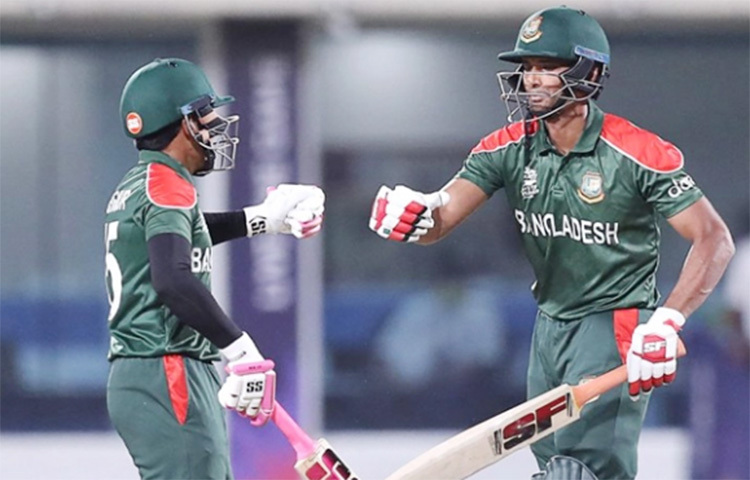 প্রত্যাশার মতোই ব্যাট করেছেন বাংলাদেশের ব্যাটাররা। পাপুয়া নিউগিনির মত দলকে পেয়ে প্রত্যাশিত রানই তুলেছেন স্কোরবোর্ডে। টস জিতে প্রথমে ব্যাট করতে নেমে বাংলাদেশ সংগ্রহ করেছে ৭ উইকেট হারিয়ে ১৮১ রান। জয়ের জন্য পাপুয়া নিউগিনিকে করতে হবে ১৮২ রান। ছবি: সংগৃহীত