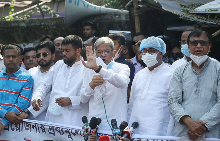 আজ জাতীয় প্রেস ক্লাবের সামনে দ্রব্যমূল্যের ঊর্ধ্বগতির প্রতিবাদে ঢাকা মহানগর দক্ষিণ বিএনপি আয়োজিত মানববন্ধনে বক্তব্য রাখেন বিএনপি মহাসচিব মির্জা ফখরুল ইসলাম আলমগীর। ছবি: জাগো নিউজ