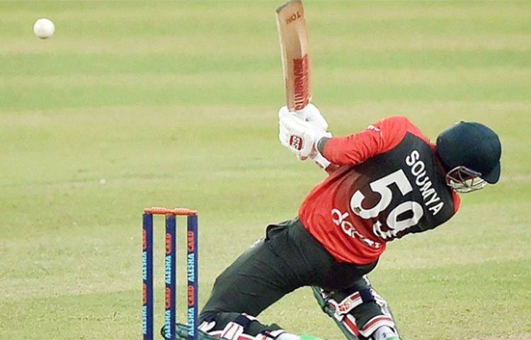 পাওয়ার প্লে’র ছয় ওভারে জোড়া উইকেট হারানোর পর প্রাথমিক ধাক্কাটা সামাল দিয়েছিলেন লিটন দাস ও সৌম্য সরকার। কিন্তু বেশিক্ষণ উইকেটে থাকতে পারলেন না বাঁহাতি ব্যাটার সৌম্য। লিটনের সঙ্গে ৩১ রানের জুটি গড়ে সাজঘরে ফিরে গেছেন তিনি। ছবি: সংগৃহীত