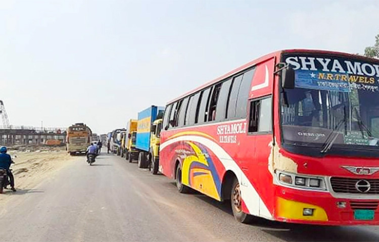 ঝুঁকিপূর্ণ নলকা সেতুর ওপর ও আশপাশের রাস্তা মেরামত চলায় ঢাকা-সিরাজগঞ্জ মহাসড়কের দুপাশের অন্তত ১৫ কিলোমিটার এলাকায় যানজটের সৃষ্টি হয়েছে। এতে চালক-হেলপার ও যাত্রীরা চরম ভোগান্তিতে পড়েছেন। ছবি: ইউসুফ দেওয়ান রাজু