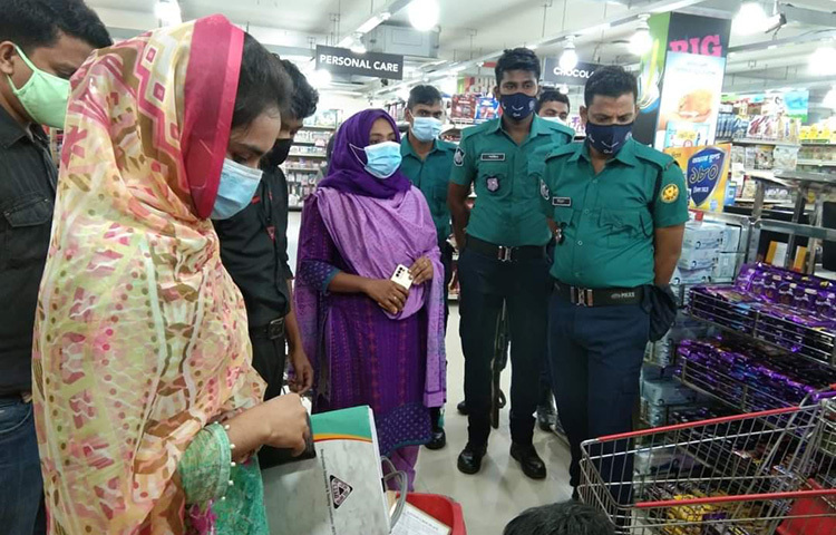 বেশ কিছু পণ্যের অনুকূলে মানসনদ না থাকা এবং ছাড়পত্র ব্যতীত পণ্য বিক্রির অপরাধে রামপুরা মহানগর প্রজেক্ট এলাকায় স্বপ্ন সুপারশপকে এক লাখ টাকা জরিমানা করেছে বাংলাদেশ স্ট্যান্ডার্ডস অ্যান্ড টেস্টিং ইনস্টিটিউশন (বিএসটিআই)। ছবি: জাগো নিউজ