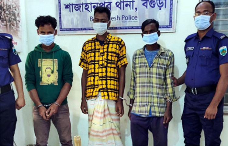 বগুড়ার শাজাহানপুরে সরকারি টেলিফোনের ভূগর্ভস্থ ক্যাবল চুরির সময় তিনজনকে গ্রেফতার করেছে পুলিশ। আজ বিকেলে আদালতের মাধ্যমে তাদের কারাগারে পাঠানো হয়। ছবি: জাগো নিউজ