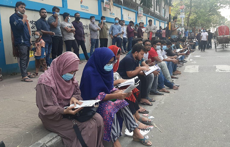 সারাদেশে পরিবহন ধর্মঘটের মধ্যে আজ বেশ কয়েকটি চাকরির নিয়োগ পরীক্ষা অনুষ্ঠিত হয়েছে। পরীক্ষারা দিতে এসে ভোগান্তিতে পড়েছেন তারা। ছবি: বিপ্লব দিক্ষিৎ