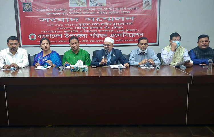 উপজেলা নির্বাহী কর্মকর্তারা (ইউএনও) আইন মানেন না অভিযোগ করে উপজেলা পরিষদের চেয়ারম্যানদের ‘প্রাপ্য দায়িত্ব ও অধিকার’ থেকে বঞ্চিত করা হচ্ছে বলে দাবি করেছে বাংলাদেশ উপজেলা পরিষদ অ্যাসোসিয়েশন। আজ জাতীয় প্রেস ক্লাবের জহুর হোসেন চৌধুরী হলে আয়োজিত সংবাদ সম্মেলনে এ দাবি জানানো হয়। ছবি: জাগো নিউজ