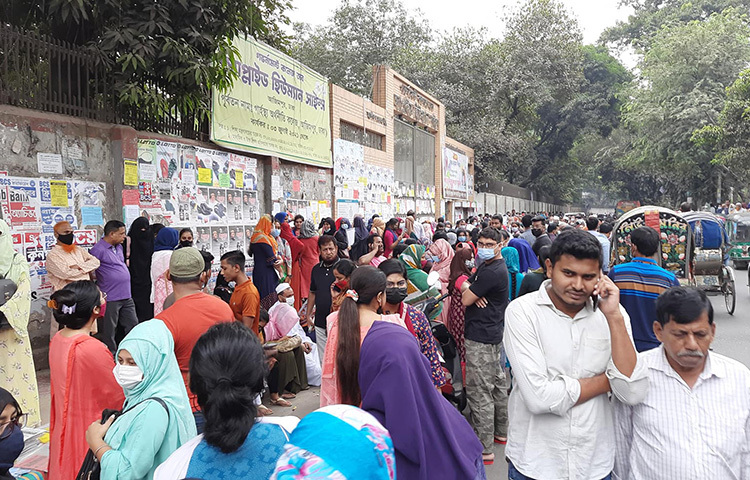 শুক্রবার ছুটির দিনে রাজধানীর বিভিন্ন সরকারি-বেসরকারি প্রতিষ্ঠানের চাকরিতে নিয়োগ ও বিভিন্ন শিক্ষাপ্রতিষ্ঠানে ভর্তি পরীক্ষাকে কেন্দ্র করে মধ্য দুপুরে ঢাকার বিভিন্ন সড়কে ব্যাপক যানজট দেখা দেয়। সকাল ১০টা থেকে কোথাও দুপুর ১২টা আবার কোথাও সাড়ে ১২টা পর্যন্ত চলে এ পরীক্ষা। ছবি: মাহবুব আলম