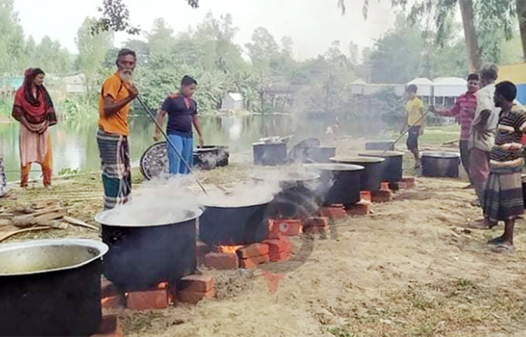 আসন্ন ইউনিয়ন পরিষদ নির্বাচন উপলক্ষে বগুড়ার ধুনট উপজেলার একটি কলেজ ছুটি দিয়ে আওয়ামী লীগ মনোনীত প্রার্থীর আয়োজনে নির্বাচনী সভা শেষে ভুরিভোজ করা হয়েছে। এতে ক্ষুব্ধ হয়েছেন ওই শিক্ষা প্রতিষ্ঠানের অভিভাবক ও শিক্ষার্থীরা। গোসাইবাড়ী ডিগ্রি কলেজে এই আয়োজন হয়। ছবি: ইউসুফ দেওয়ান রাজু