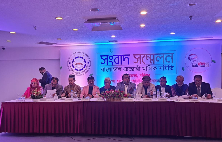 রেস্তোরাঁ খাত সুশৃঙ্খলভাবে পরিচালনার স্বার্থে এবং ক্ষুদ্র উদ্যোক্তাদের হয়রানি থেকে রক্ষা করতে সহায়তা চেয়েছেন মালিকরা। আজ রাজধানীর প্যানপ্যাসিফিক সোনারগাঁও হোটেলের পদ্মা হলে আয়োজিত এক সংবাদ সম্মেলনে এসব দাবি জানান বাংলাদেশ রেস্তোরাঁ মালিক সমিতির নেতারা। ছবি: মাহবুব আলম