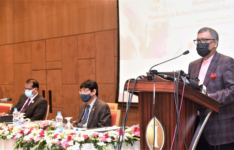 আজ রাজধানীর হোটেল ইন্টার কন্টিনেন্টালে স্বাস্থ্যসেবা বিভাগের স্বাস্থ্য অর্থনীতি ইউনিট আয়োজিত ‘ডিসেমিনেশন অন পাথ ওয়েজ টু রিডিউস হাউসহোল্ড আউট অব পকেট এক্সপেন্ডিচার’ শীর্ষক সভায় প্রধান অতিথি হিসেবে উপস্থিত ছিলেন স্বাস্থ্য ও পরিবার কল্যাণ মন্ত্রী জাহিদ মালেক। ছবি: বিপ্লব দিক্ষিৎ