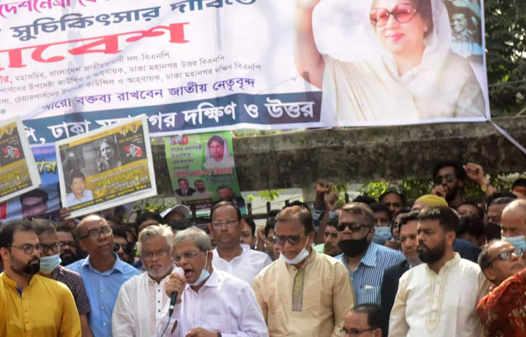 বিএনপি চেয়ারপারসন বেগম খালেদা জিয়ার মুক্তি ও বিদেশে উন্নত চিকিৎসার দাবিতে জাতীয় প্রেস ক্লাবের সামনে সমাবেশ করেছে দলটি। ঢাকা মহানগর দক্ষিণ ও উত্তর বিএনপি সমাবেশের আয়োজন করে। ছবি: মাহববু আলম