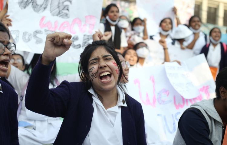 আজ সকাল থেকে রাজধানীর বিভিন্ন সড়কে বিক্ষোভ করেছেন শিক্ষার্থীরা। ছবি: বিপ্লব দিক্ষিৎ