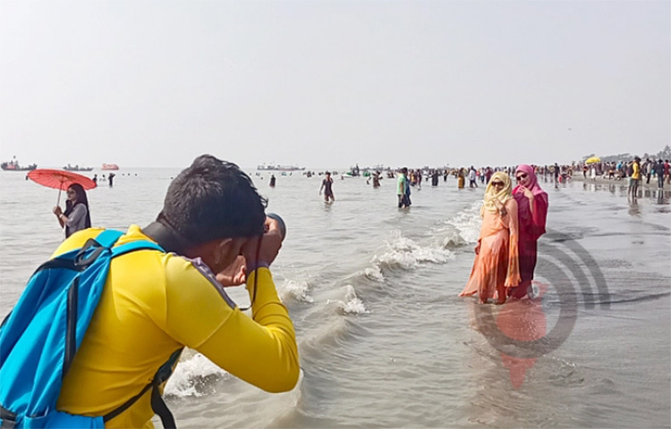 পর্যটকদের পদচারণায় মুখর সাগরকন্যা কুয়াকাটার সমুদ্র সৈকত। সাগরকন্যার সৌন্দর্যের সঙ্গে ভ্রমণের স্মৃতি ধরে রাখতে সব পর্যটকই নিজের ছবি তুলে রাখতে ভোলেন না। তবে যাদের ভালো ক্যামেরা নেই, তারা চাইলেই ছবি তুলে নিতে পারেন সৈকতের ফটোগ্রাফারদের মাধ্যমে। ছবি: আসাদুজ্জামান মিরাজ