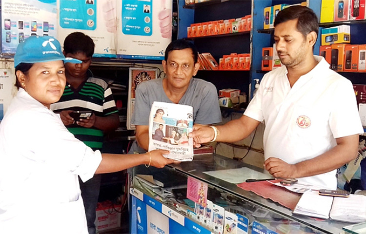 পাবনার চাটমোহর উপজেলায় ইউনিয়ন পরিষদ (ইউপি) মেম্বার (সদস্য) নির্বাচিত হয়েছেন জান্নাতুল সরকার চম্পা (৩৫)। রোববার (২৮ নভেম্বর) অনুষ্ঠিত তৃতীয় ধাপের ইউপি নির্বাচনে তিনি উপজেলার পার্শ্বডাঙ্গা ইউনিয়নের ৩, ৪ ও ৫ নম্বর ওয়ার্ডের সংরক্ষিত নারী মেম্বার পদে নির্বাচিত হন। তিনি পেশায় একজন পত্রিকার হকার। ছবি: আমিন ইসলাম জুয়েল