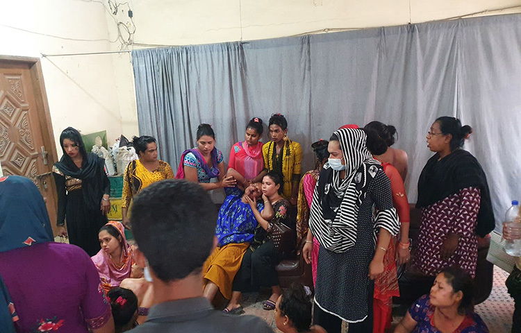 রাজধানীর উত্তরায় তৃতীয় লিঙ্গের দুই পক্ষের মধ্যে সংঘর্ষের ঘটনা ঘটেছে। এতে আহত হয়েছেন তাদের আট সদস্য। এসময় উত্তরার ৭ নম্বর সেক্টর কল্যাণ সমিতির বাসিন্দাদের মধ্যে আতংক ছড়িয়ে পড়ে। ছবি: জাগো নিউজ