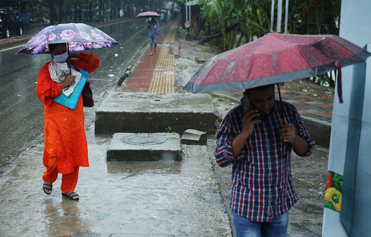 আজকে বৃষ্টি ভেজা দিনের রাজধানীর একটি সড়কের দৃশ্য। ছবি: মাহবুব আলম