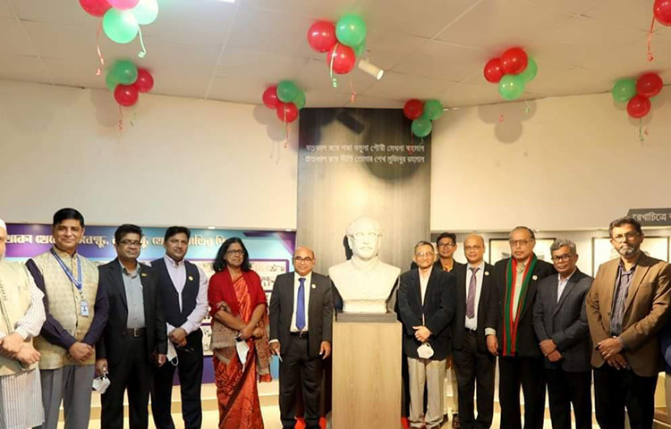 জাতির পিতা বঙ্গবন্ধু শেখ মুজিবুর রহমানের জন্মশতবার্ষিকী উপলক্ষ্যে বাংলাদেশ বিশ্ববিদ্যালয় মঞ্জুরি কমিশন (ইউজিসি) কার্যালয়ে বঙ্গবন্ধু ও মুক্তিযুদ্ধ কর্নার স্থাপন করা হয়েছে। আজ ইউজিসি চেয়ারম্যান অধ্যাপক ড. কাজী শহীদুল্লাহ বঙ্গবন্ধু ও মুক্তিযুদ্ধ কর্নার উদ্বোধন করেন। ছবি: জাগো নিউজ