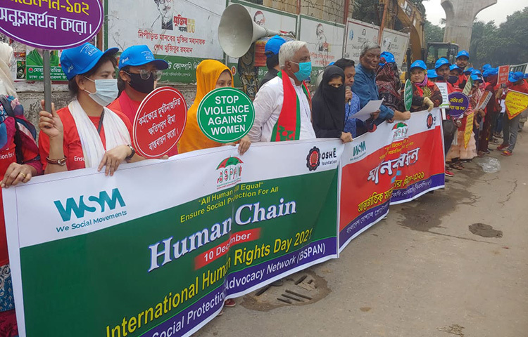 দেশে মানবাধিকার পরিস্থিতির অবনতি হচ্ছে বলে মন্তব্য করেছে মানবাধিকার নিয়ে কাজ করা বেশ কয়েকটি সংগঠন। আজ বিশ্ব মানবাধিকার দিবস উপলক্ষে জাতীয় প্রেস ক্লাবের সামনে আয়োজিত বিভিন্ন সংগঠনের মানববন্ধন থেকে এসব দাবি জানানো হয়। ছবি: বিপ্লব দিক্ষিৎ