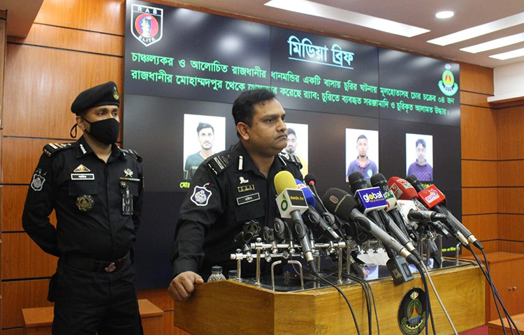 র‌্যাব প্রতিষ্ঠার পর থেকে জঙ্গি ও জলদস্যু মিলিয়ে মোট ৪২১ অপরাধী আত্মসমর্পণ করেছেন। তারা এখন স্বাভাবিক জীবনে ফিরেছেন। আজ রাজধানীর কারওয়ান বাজারে র‌্যাব মিডিয়া সেন্টারে আয়োজিত সংবাদ সম্মেলনে র‌্যাবের লিগ্যাল আ্যন্ড মিডিয়া উইংয়ের পরিচালক কমান্ডার খন্দকার আল মঈন এসব কথা বলেন। ছবি: মাহববু আলম