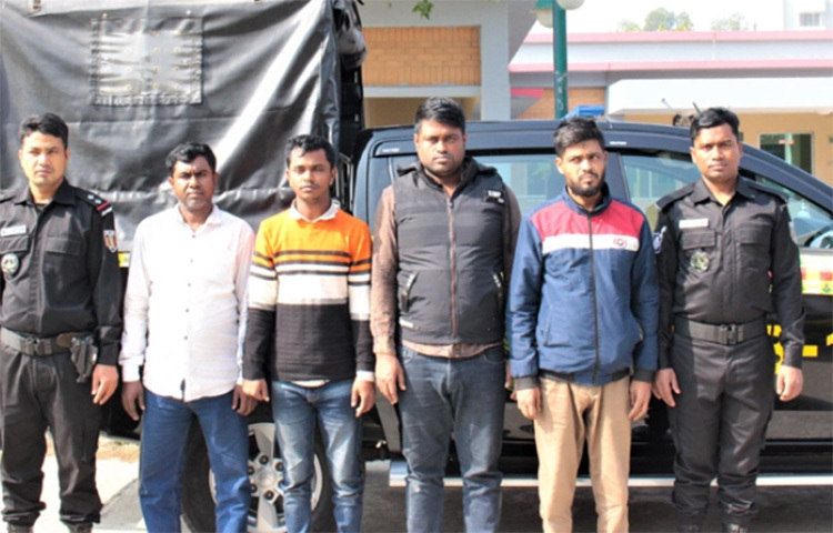 সিরাজগঞ্জের তাড়াশে অভিযান চালিয়ে ৫৩ কেজি গাঁজাসহ চার মাদক কারবারিকে গ্রেফতার করেছে র‌্যাব-১২। এসময় মাদক বহনে ব্যবহৃত একটি ট্রাকও জব্দ করা হয়েছে। আজ দুপুরে র‌্যাব-১২ এর সহকারী পুলিশ সুপার (মিডিয়া কর্মকর্তা) মো. মোস্তাফিজুর রহমান স্বাক্ষরিত এক প্রেস বিজ্ঞপ্তিতে এ তথ্য জানানো হয়। ছবি: জাগো নিউজ