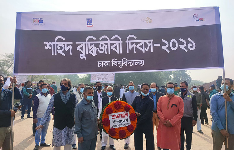 ঢাকা বিশ্ববিদ্যালয়ের উপাচার্য অধ্যাপক ড. মোহাম্মদ আখতারুজ্জামান বলেন, জাতির সূর্যসন্তানদের হত্যার কলঙ্কজনক অধ্যায় ইতিহাস থেকে মুছে ফেলা যাবে না। রাজধানীর রায়েরবাজার বধ্যভূমি স্মৃতিসৌধে শহীদ বুদ্ধিজীবীদের প্রতি শ্রদ্ধা নিবেদন শেষে এ কথা বলেন ঢাবি উপাচার্য। ছবি: জাগো নিউজ