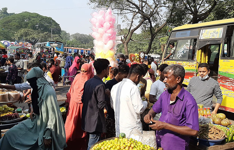 আজ সরকারি ছুটি থাকায় প্রিয়জনদের নিয়ে ঘুরতে বের হয়েছেন অধিকাংশ নগরবাসী। এতে রাজধানীর বিভিন্ন সড়কে প্রচণ্ড ভিড় দেখা যায়। ছবি: মাহবুব আলম