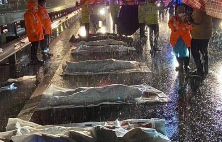 মালয়েশিয়ায় ভয়াবহ সড়ক দুর্ঘটনায় ৮ শিশুসহ দশজন জন নিহত হয়েছে। আজ গভীর রাতে সুবাং জায়ার কাছে এলিট হাইওয়েতে এ দুর্ঘটনা ঘটে। এ ঘটনায় একটি ট্রেলার লরি এবং তিনটি গাড়ির সংঘর্ষে আরও সাতজন আহত হয়েছেন। ছবি: আহমাদুল কবির