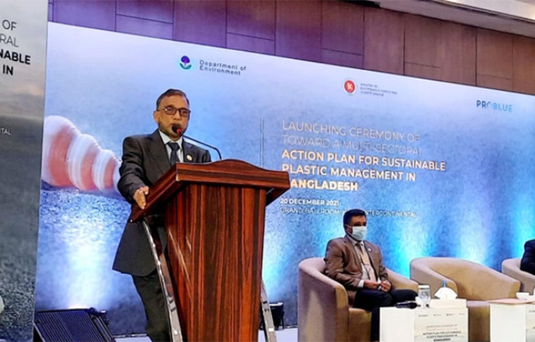 টেকসই উন্নয়ন লক্ষ্যমাত্রা অর্জনের জন্য পরিবেশ, বন ও জলবায়ু পরিবর্তনমন্ত্রী মো. শাহাব উদ্দিন বাংলাদেশে মাল্টিসেক্টরাল সাসটেইনেবল প্লাস্টিক ম্যানেজমেন্ট অ্যাকশন প্ল্যান উদ্বোধন করেছেন। আজ রাজধানীর হোটেল ইন্টারকন্টিনেন্টালে বিশ্বব্যাংকের সহযোগিতায় পরিবেশ, বন ও জলবায়ু পরিবর্তন মন্ত্রণালয় আয়োজিত এক অনুষ্ঠানে তিনি এ প্লাস্টিক ম্যানেজমেন্ট অ্যাকশন প্লান চালুর ঘোষণা করেন। ছবি: মাহবুব আলম