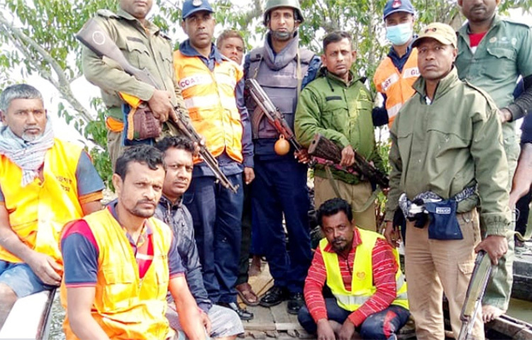সুন্দরবনের সাতক্ষীরা রেঞ্জে বাঘের হামলায় নিহত জেলে মুজিবর গাজীর ক্ষত-বিক্ষত মরদেহ উদ্ধার করেছে বন বিভাগ। ১২ ঘণ্টা অভিযান শেষে আজ বেলা ১১টার দিকে বনবিভাগ ও কোস্টগার্ডের সমন্বয়ে পায়রাটুলী খাল সংলগ্ন গহীন সুন্দরবন থেকে তার মরদেহ উদ্ধার করা হয়। ছবি: আহসানুর রহমান রাজীব
