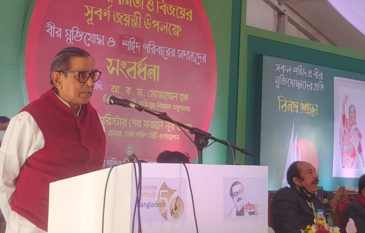 সংসদ সদস্য ও ওয়ার্কার্স পার্টির সভাপতি রাশেদ খান মেনন বলেছেন, ‘আজকে আমরা দেশের এত উন্নয়ন করছি, দেশ এগিয়ে যাচ্ছে কিন্তু দুর্নীতি এত প্রবল আকার ধারণ করছে, উন্নয়নের ফসলগুলোকে দুর্নীতি খেয়ে ফেলছে।’ আজ রাজধানীর শহীদ মতিউর রহমান পার্কে ঢাকা দক্ষিণ সিটি করপোরেশন (ডিএসসিসি) আয়োজিত বীর মুক্তিযোদ্ধা ও শহীদ পরিবারের সদস্যদের সংবর্ধনা অনুষ্ঠানে তিনি এসব কথা বলেন। ছবি: বিপ্লব দিক্ষিৎ