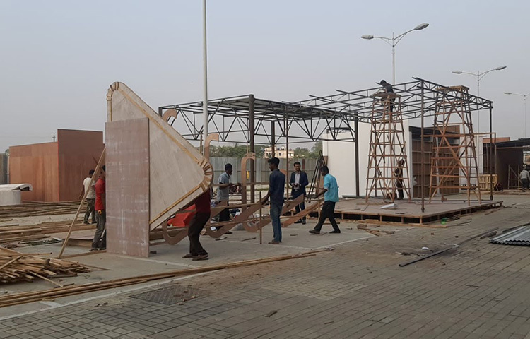 রাজধানীর পূর্বাচলের বঙ্গবন্ধু বাংলাদেশ-চায়না ফ্রেন্ডশিপ এক্সিবিশন সেন্টারে (বিবিসিএফইসি) আসছে ১ জানুয়ারি শুরু হচ্ছে আন্তর্জাতিক বাণিজ্যমেলা। তবে স্বল্প সময়ের নোটিশে নির্মাণের নির্দেশনায় অনেকটা তোড়জোড় করেই স্টল বানাচ্ছে মেলায় অংশ নেওয়া প্রতিষ্ঠানগুলো। ছবি: জাগো নিউজ