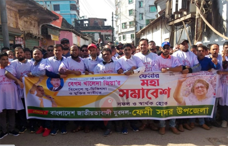 বিএনপি চেয়ারপারসন খালেদা জিয়ার মুক্তি ও বিদেশে চিকিৎসার দাবিতে ফেনীতে ১৪৪ ধারা ভেঙে জনসমাবেশ করেছেন বিএনপি ও অঙ্গ সহযোগী সংগঠনের নেতাকর্মীরা। আজ সকাল থেকেই বিভিন্ন জায়গা থেকে বিক্ষোভ মিছিল নিয়ে বিএনপির অস্থায়ী কার্যালয়ের সামনের সড়কে জড়ো হতে থাকেন নেতাকর্মীরা। এসময় তাদের সঙ্গে পুলিশের ধস্তাধস্তি, ধাওয়া-পাল্টা ধাওয়া ও ইটপাটকেল নিক্ষেপের ঘটনা ঘটেছে। ছবি: নুর উল্লাহ কায়সার