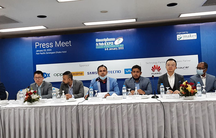 স্বাস্থ্যবিধি মেনে নতুন বছরের শুরুতেই ৬ জানুয়ারি হতে শুরু হচ্ছে স্মার্টফোন ও ট্যাব মেলা। মেলায় থাকছে ফাইভজি প্রযুক্তি নিয়ে চমক। রাজধানীর আগারগাঁওয়ের বঙ্গবন্ধু আন্তর্জাতিক সম্মেলন কেন্দ্রে (বিআইসিসি) শুরু হবে ‘স্মার্টফোন ও ট্যাব এক্সপো ২০২২’ নামের এ মেলা। ছবি: জাগো নিউজ