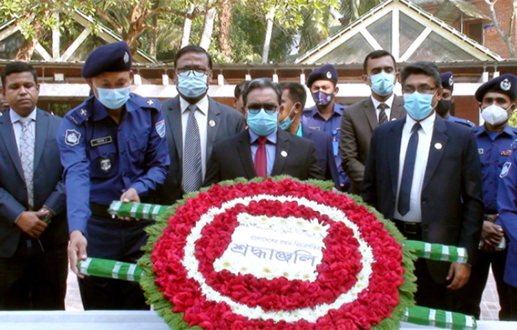 গোপালগঞ্জের টুঙ্গিপাড়ায় বঙ্গবন্ধু শেখ মুজিবুর রহমানের সমাধিতে শ্রদ্ধা নিবেদন করেছেন নব নিযুক্ত প্রধান বিচারপতি হাসান ফয়েজ সিদ্দিকী। আজ সকালে তিনি বঙ্গবন্ধু শেখ মুজিবুর রহমানের সমাধিতে পুষ্পস্তবক অর্পণ করে শ্রদ্ধা নিবেদন করেন। ছবি: মেহেদী হাসান
