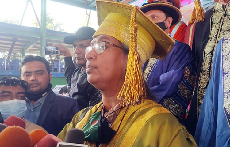 আজ আশুলিয়ায় ড্যাফোডিল আন্তর্জাতিক বিশ্ববিদ্যালয়ের সমাবর্তন অনুষ্ঠানে বক্তব্য দেন শিক্ষামন্ত্রী ডা. দিপু মনি। ছবি: জাগো নিউজ