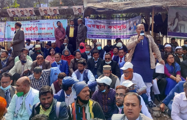 বেসরকারি এমপিওভুক্ত শিক্ষাব্যবস্থা জাতীয়করণের দাবিতে অবস্থান কর্মসূচি পালন করছে শিক্ষক-কর্মচারীদের সংগঠন ‘এমপিওভুক্ত শিক্ষক-কর্মচারীদের জাতীয়করণ প্রত্যাশী মহাজোট’। কর্মসূচিতে সারাদেশ থেকে প্রায় তিন শতাধিক শিক্ষক-কর্মচারী উপস্থিত আছেন। ছবি: বিপ্লব দিক্ষিৎ